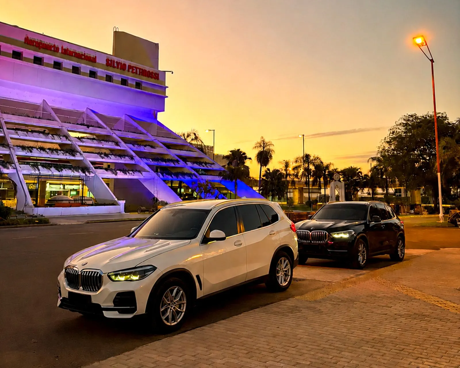 Dos BMW X5 de Gorent frente al Aeropuerto Internacional Silvio Pettirossi, al atardecer